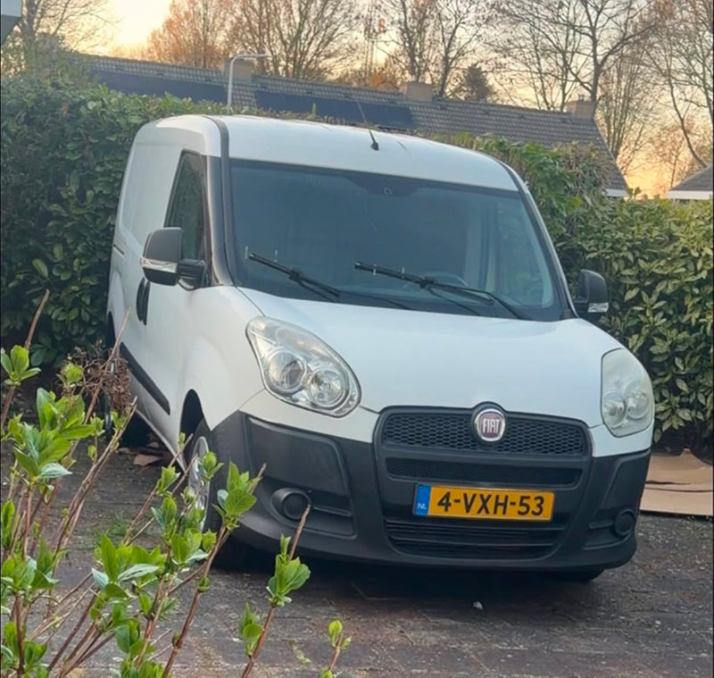 Compacte bezorgbus van R-MA LOGISTICS voor pakketbezorging