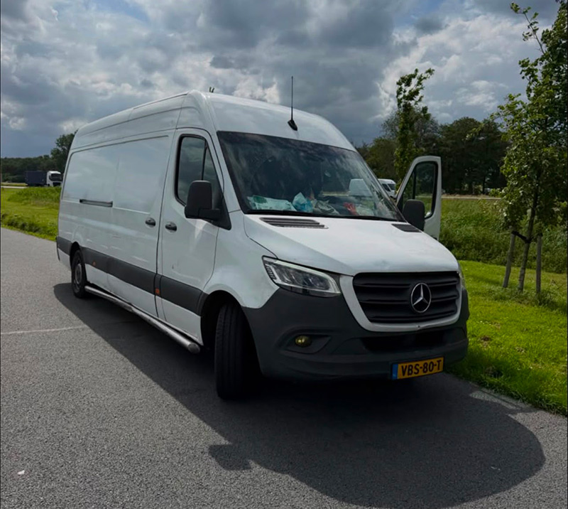 Bestelwagen van R-MA LOGISTICS onderweg voor een transportopdracht
