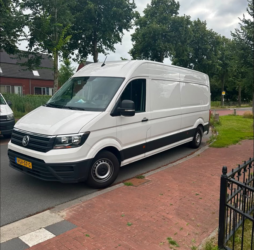 Bestelwagen van R-MA LOGISTICS onderweg voor pakketbezorging